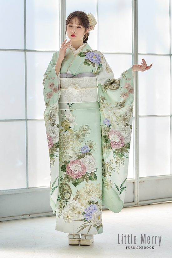 淡いミントグリーンに花柄を描いた振袖