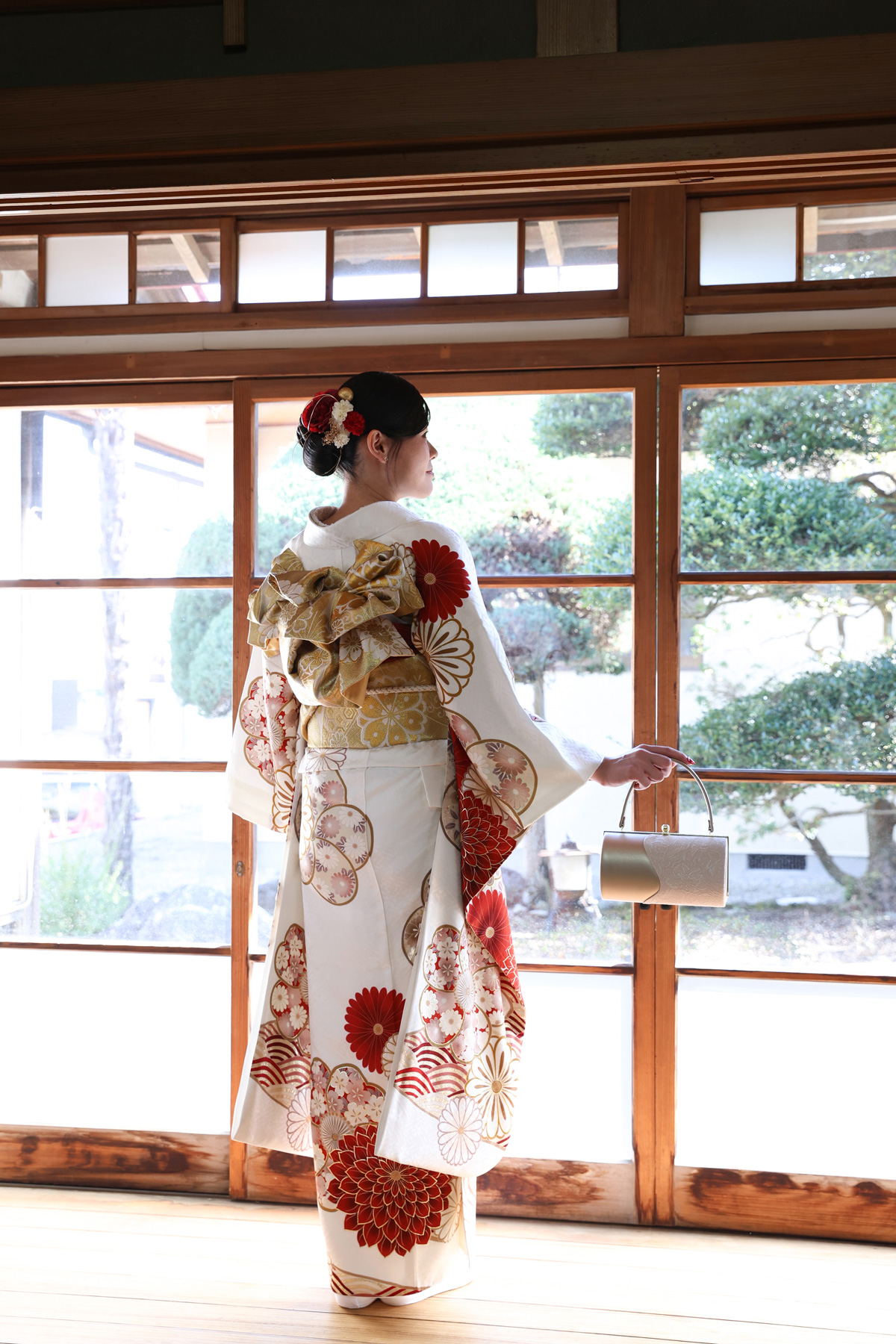 白地に赤と金の花柄振袖を後ろから写したヴィンテージスタジオ写真