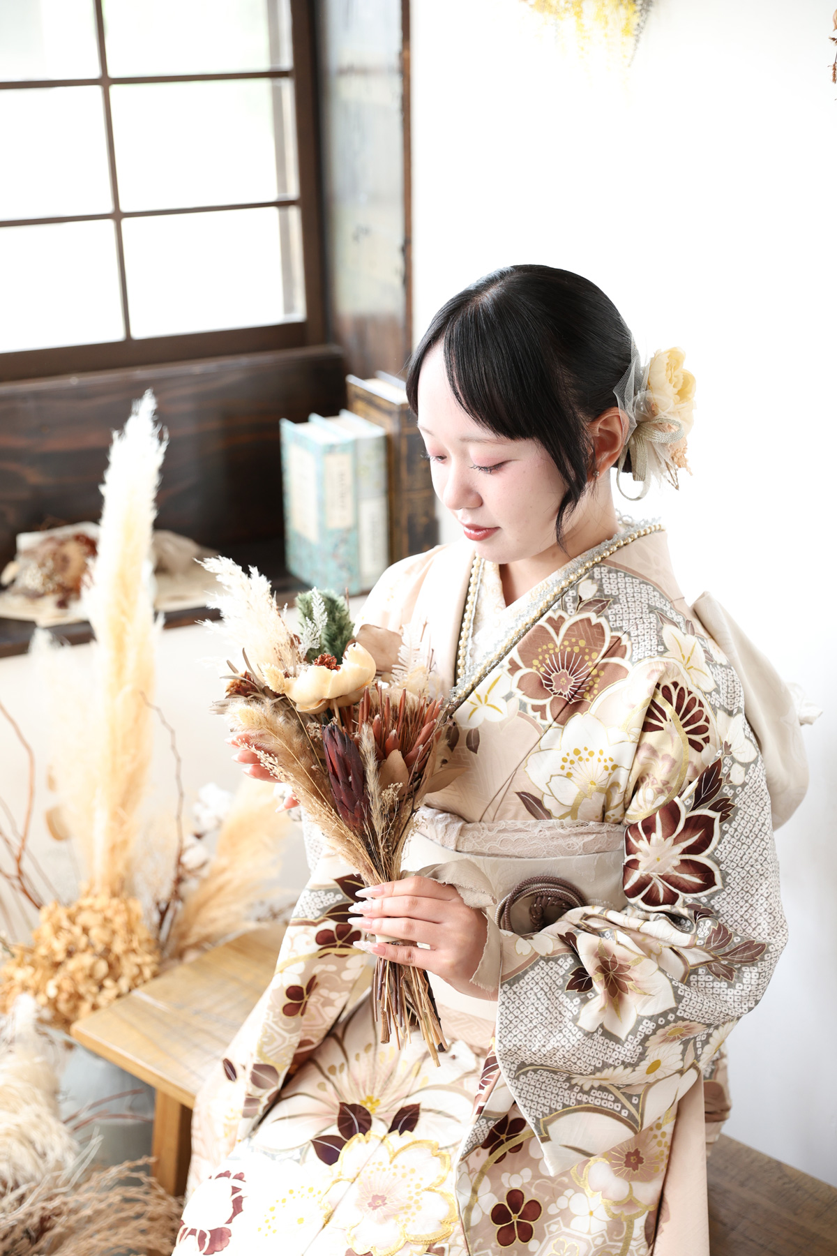 ベージュの花柄振袖とドライフラワーのポートレート