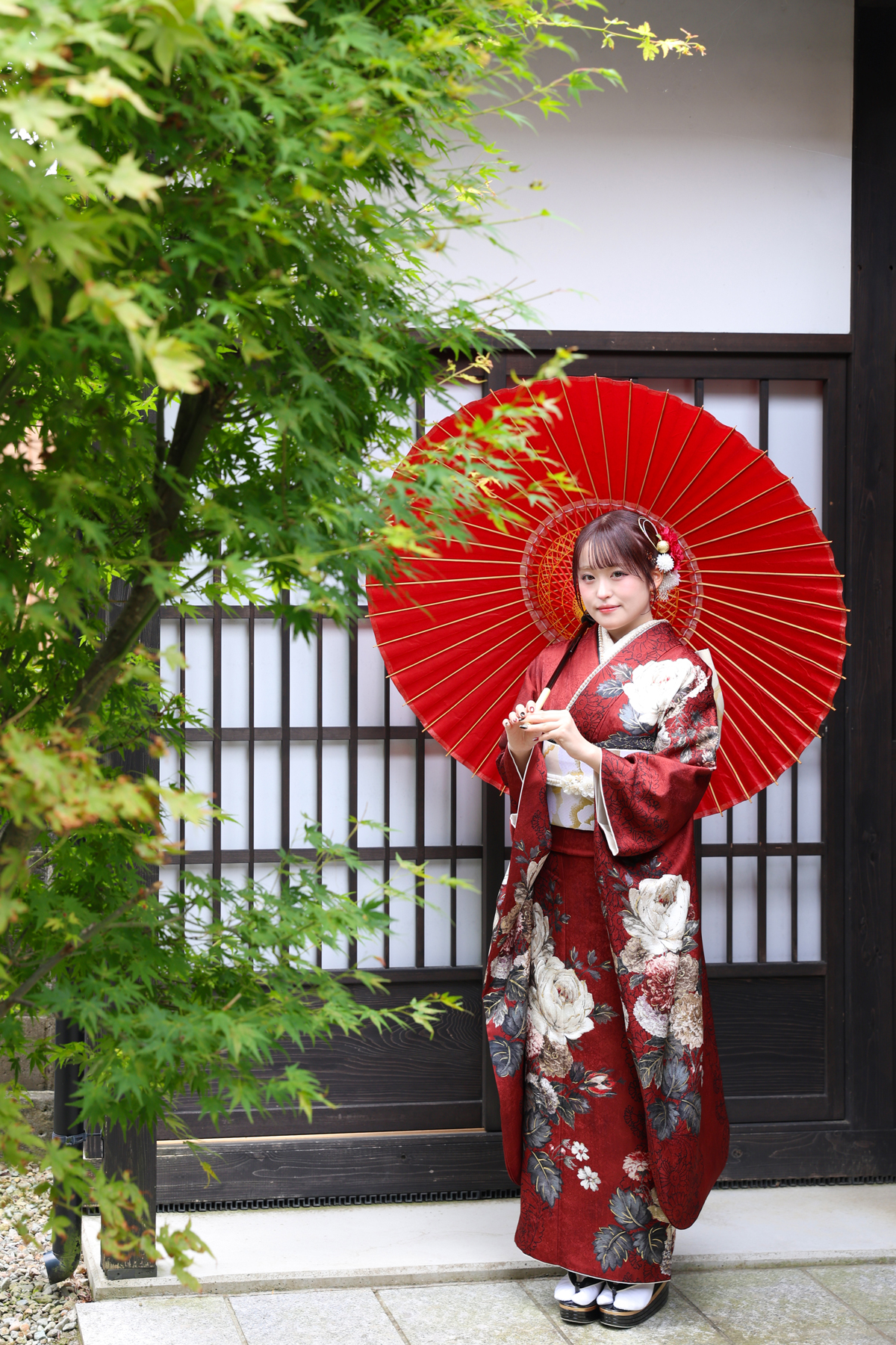 深紅の振袖と赤い和傘のヴィンテージスタジオ写真